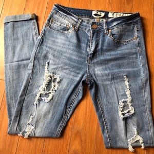 Distressed ankle jean